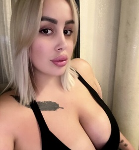 Naomi 703485698 profilképe